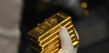Gold slips as dollar strengthens ahead of key US jobs report