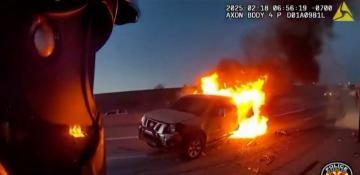 Police rescue 68-year-old woman from burning car on New York highway -  VIDEO 