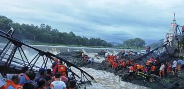 Bridge collapse in India kills 2, injures dozens 