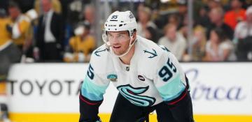 Blackhawks acquire Andre Burakovsky from Kraken