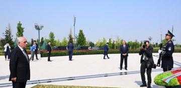 Azerbaijan’s premier visits Independence Monument in Tashkent