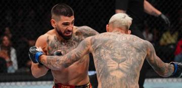 Ilia Topuria knocks out Charles Oliveira to claim the vacant title at UFC 317  -VIDEO 