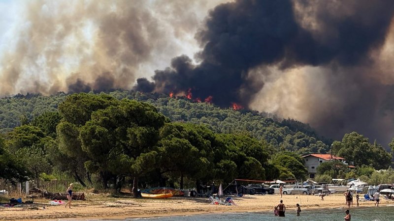 Wildfire rages on Greece's Crete, forcing mass evacuations -  VIDEO 
