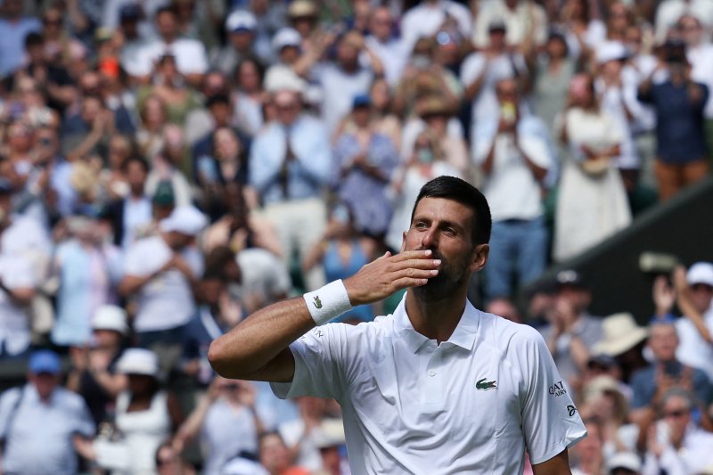 Djokovic dominates Evans to cruise into Wimbledon third round