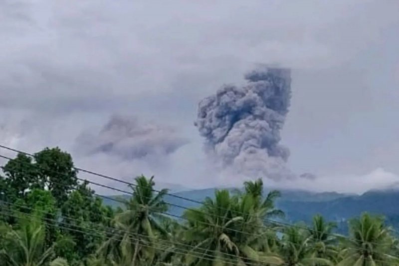 Indonesia's Mount Dukono erupts again, spewing ash 1.1 km high