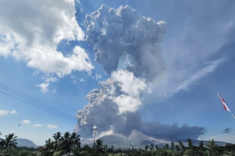Indonesia’s Mount Lewotobi Laki-Laki erupts again, spews ash 18km high  - VIDEO 