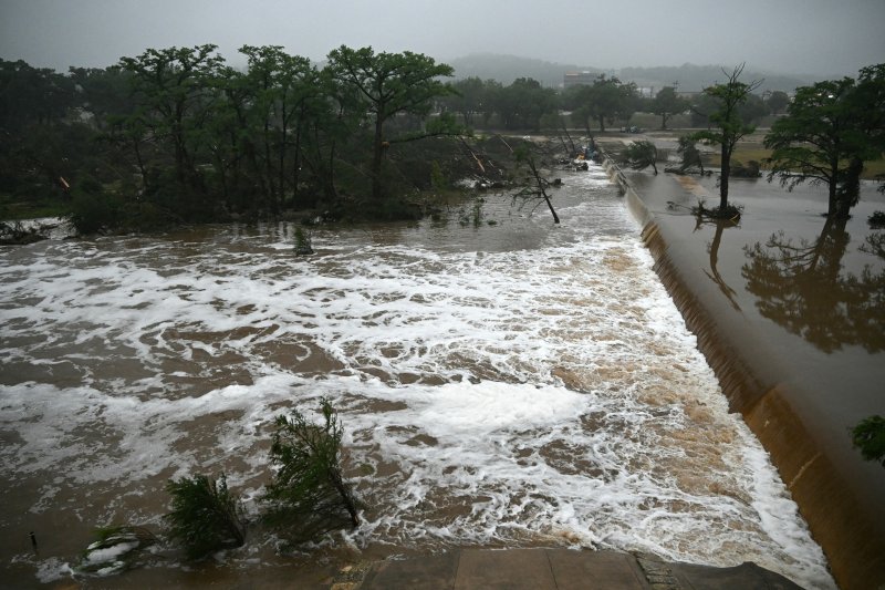 Texas floods death toll exceeds 100