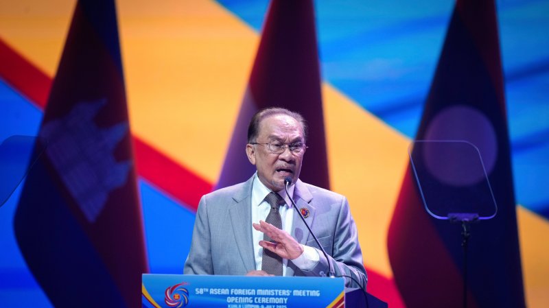 Malaysian PM urges ASEAN unity to face weaponization of trade 