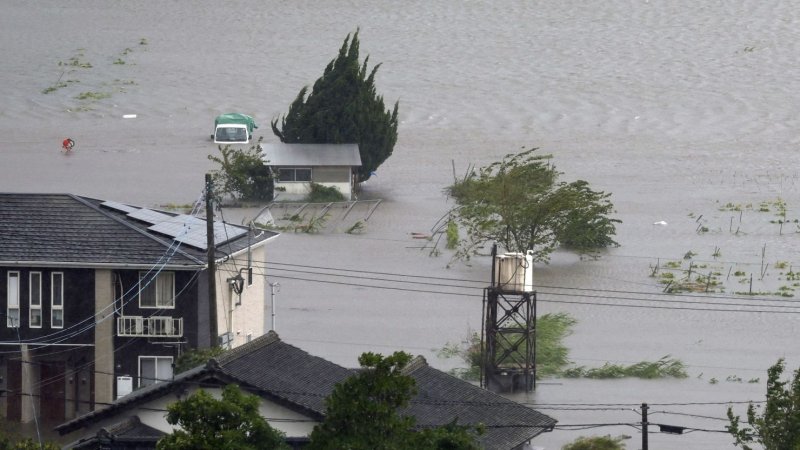 Typhoon Nari approaches Tokyo, landslide warning issued