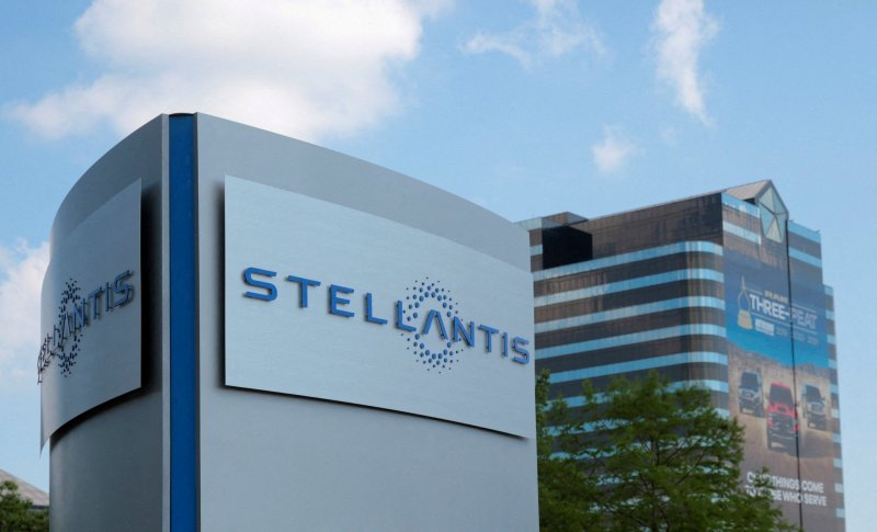 Stellantis pauses hydrogen vehicle plans, ends fuel cell program