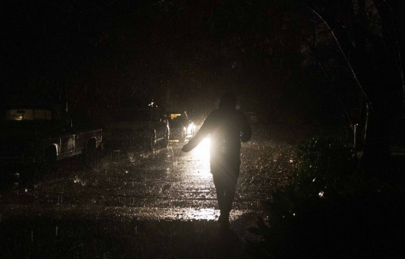 Underground fire knocks out power to thousands in North Seattle