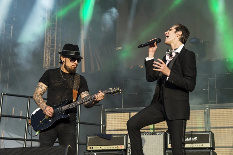 Jane’s Addiction bandmates sue each other following onstage fight