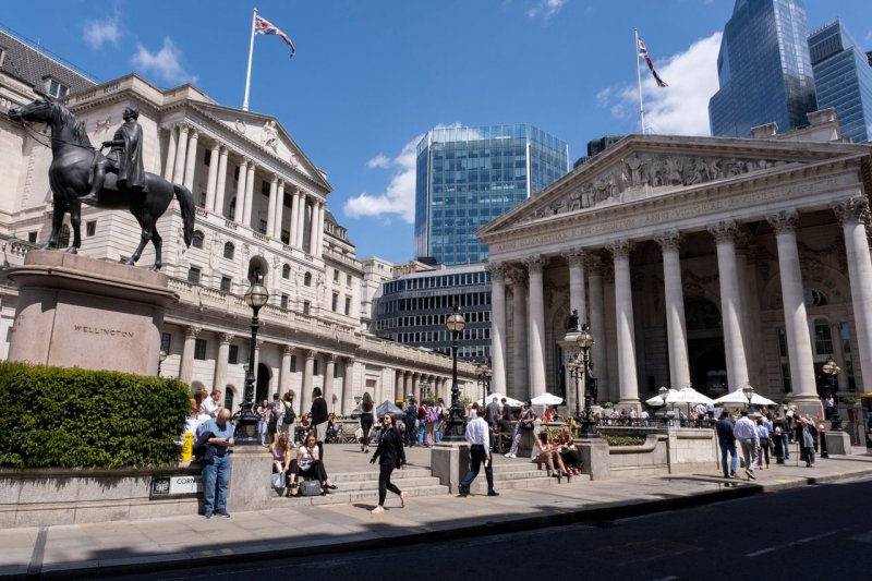 Bank of England faces tough choice as inflation rises amid weakening job market