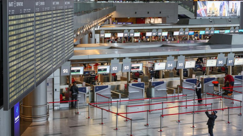 US citizen detained at Moscow airport with gun, $138K check