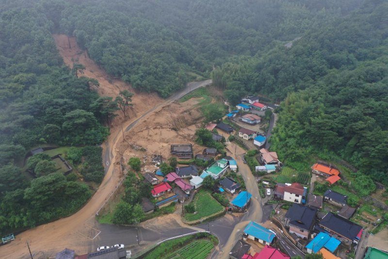 Death toll climbs to 18 as landslides, floods ravage South Korea  -VIDEO 