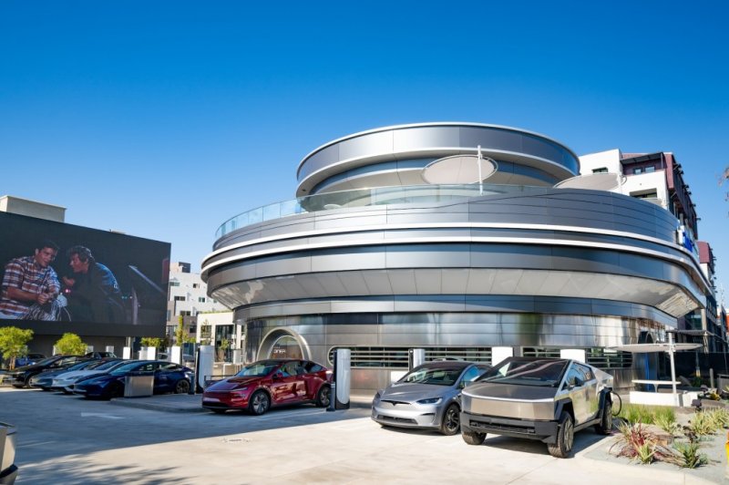 Tesla's retro-futuristic Diner & Drive-In opens in Hollywood  -VIDEO 