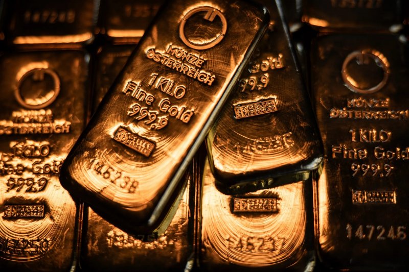 Gold retreats after hitting monthly high as trade talks loom
