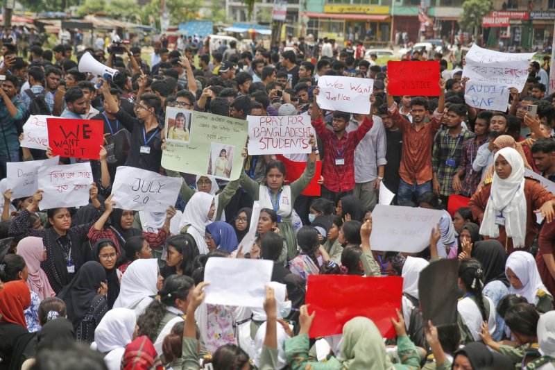 Bangladesh students protest after Air Force jet crash into school kills 31
