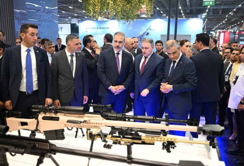 Turkish FM visits Azerbaijani pavilion at IDEF 2025 