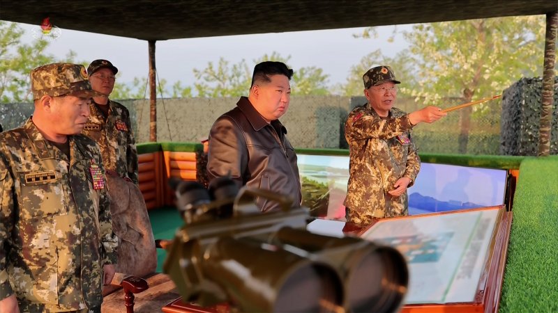 Top DPRK leader oversees artillery firing contest 