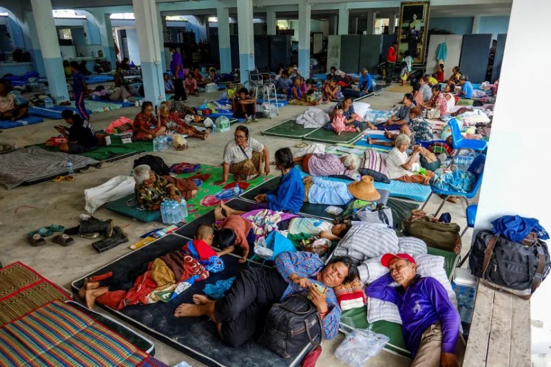 Death toll rises to 16, more than 120,000 displaced in Thai-Cambodia clashes -  VIDEO 