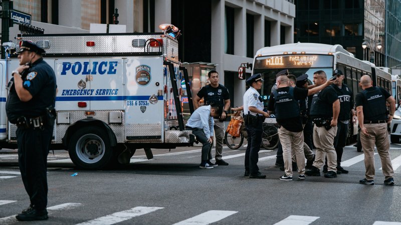 4 dead in Midtown Manhattan office tower shooting, including NYPD officer -  VIDEO 
