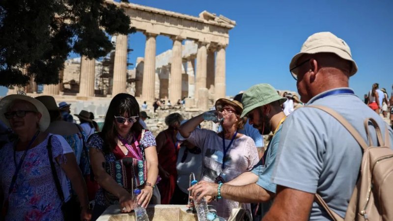 Acropolis closes as heatwave grips Greece 