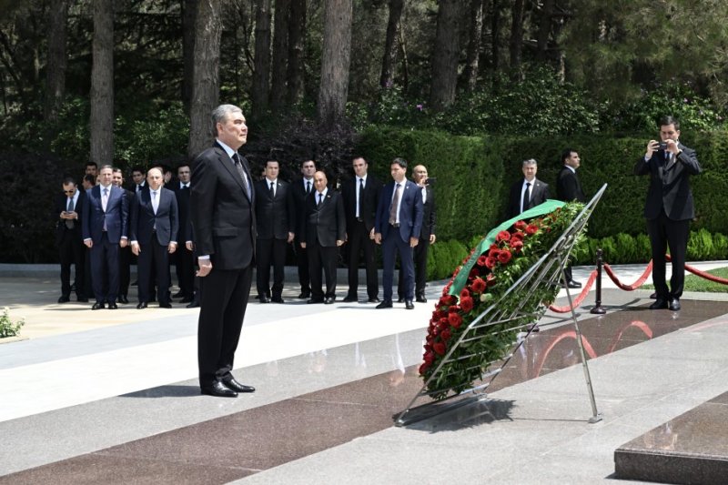 Gurbanguly Berdimuhamedov visits tomb of National Leader Heydar Aliyev and Victory Park in Baku