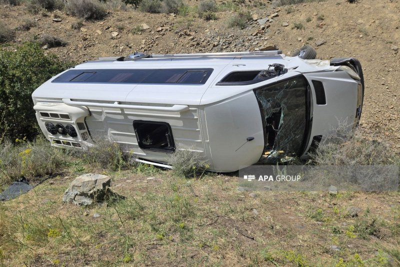 20 injured as minibus overturns in Azerbaijan 