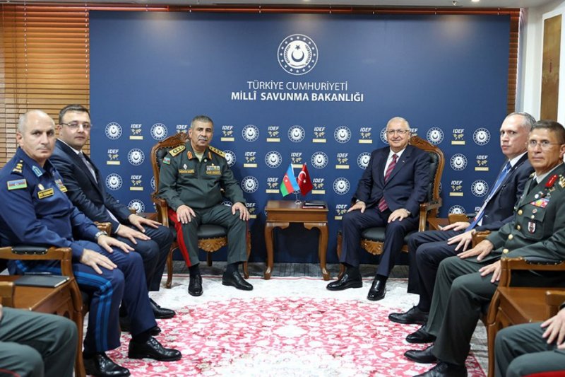 Azerbaijani and Turkish defense ministers hold meeting in Istanbul 