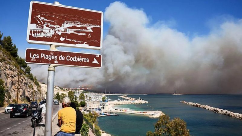 Marseille firefighters 'waging war' on wildfire at city's edge, mayor says 