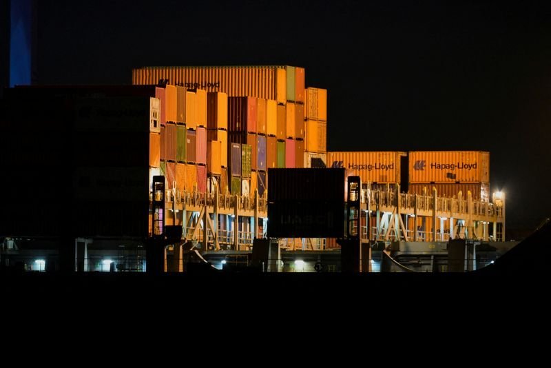 EU prepares to hit back as Trump threatens 30% tariff 