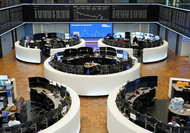 European shares settle lower as investors gauge mixed earnings, EU-US trade progress 