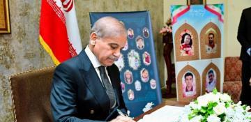 Pakistani PM honors Iranian martyrs during embassy visit 