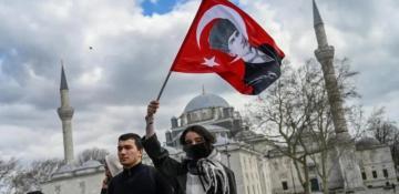 Mass protest in Istanbul: Police use pepper gas