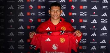Manchester United sign Paraguayan defender Diego Leon