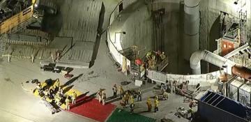 Fifteen workers trapped after tunnel collapse in Wilmington, Los Angeles -  VIDEO 