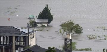 Typhoon Nari approaches Tokyo, landslide warning issued