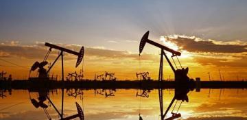 Oil rises slightly after two-day drop, traders eye US inventory data