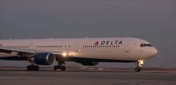 Federal agents storm cockpit, remove delta co-pilot at San Francisco Airport -  VIDEO 