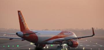 Terror probe launched after Man shouts “death to Trump” on EasyJet flight -  VIDEO 