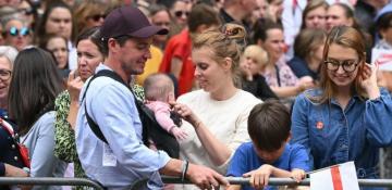 Princess Beatrice and Kids celebrate with fans at Lionesses’ parade