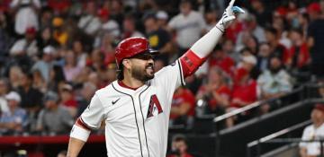 Mariners reacquire Eugenio Suarez in trade with Diamondbacks