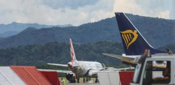 Man dies after being sucked into aircraft engine at Milan airport -  VIDEO 