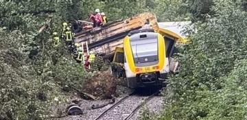 Passenger train carrying hundreds of people derails in Germany 