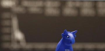 European stocks slip lower; elevated inflation, corporate earnings in focus 