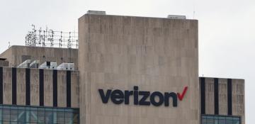 Verizon boosts annual forecast on demand for premium plans, tax law benefit 