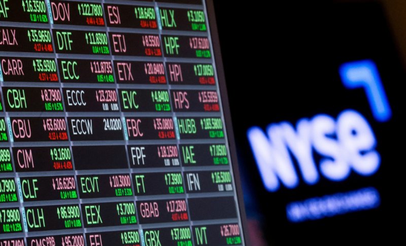 Stock market hits new highs as Vietnam trade deal, labor slowdown fuel rate cut hopes