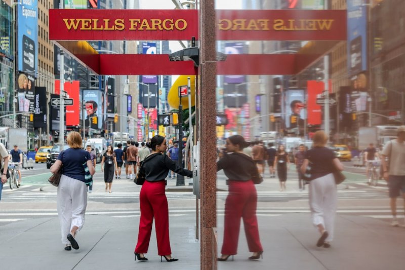 Wells Fargo to name CEO Charlie Scharf as chairman, grant $30 million equity award