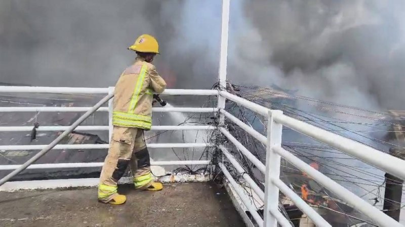 Philippines: Fire hits Happyland Aroma -  VIDEO 